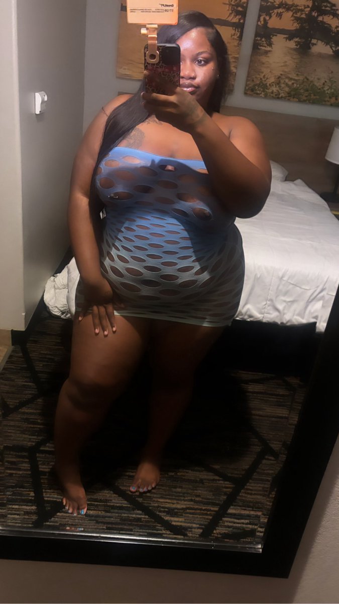 prettyymoo's tweet photo. My bday at midnight💙♋️🎂 https://t.co/jssOORZSh3