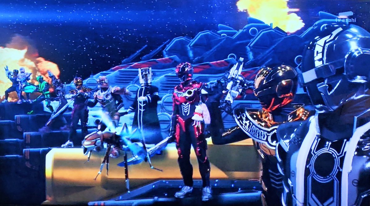 ggrasperZX's tweet photo. #ギャバンインフィニティ
多次元地球の設定で、同一番組内でも、各地球で活躍するギャバンが集結するだけで超盛り上がる！

昭和なら毎年活躍した歴代のライダーが帰ってくるという大イベント的なことを(重みこそ違えど)、半年で可能にして、更に今後のPROJECT RED のヒーロー を絡めての展開は楽しみ。
なぜギャバン？と思ったPROJECTの真髄はこれからなんでしょうね。
