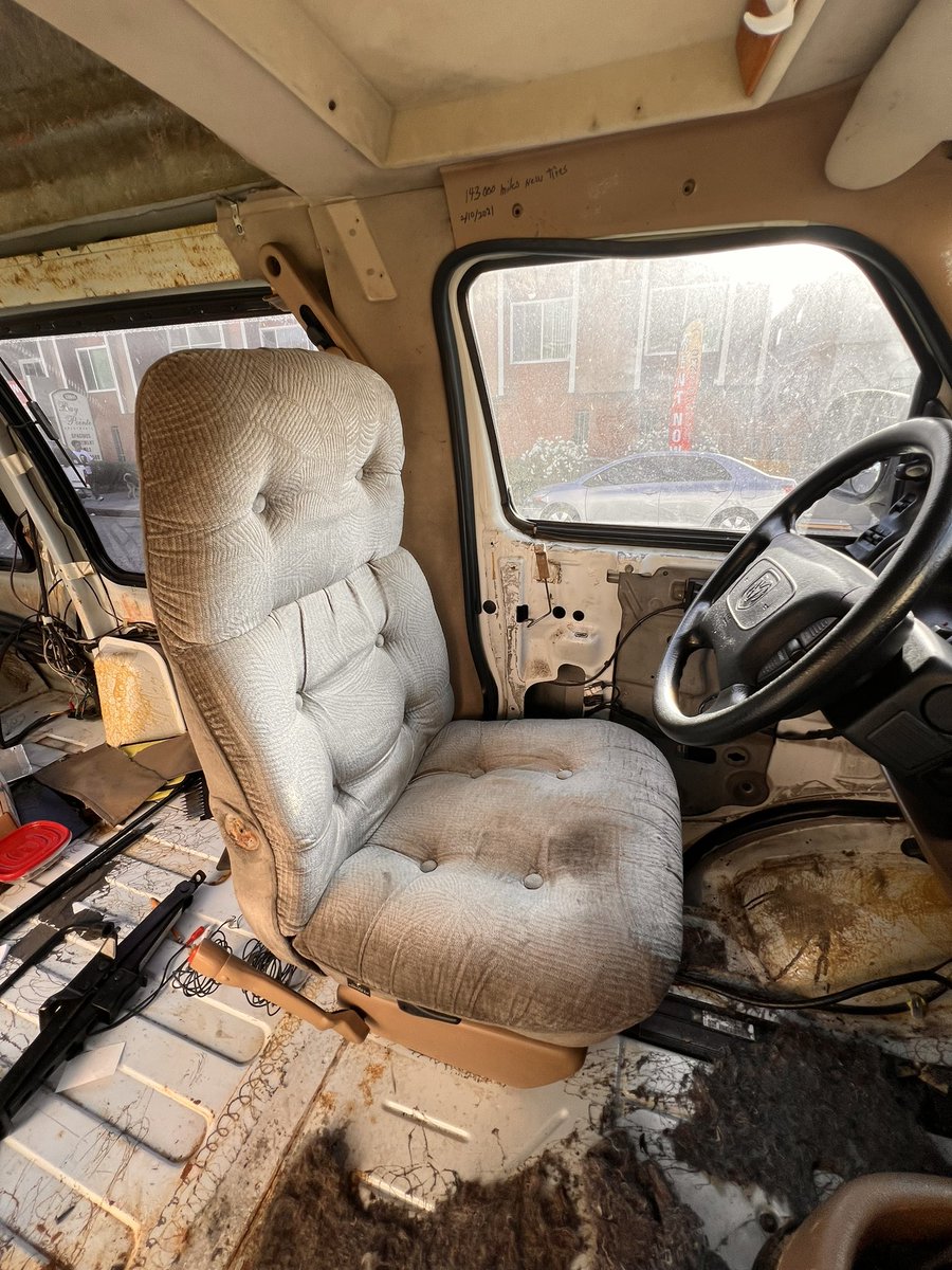 iv_hacks's tweet photo. vanposting until I end my apartment lease day 3

Pulled seats and most of the carpet/bottom trim in front. so many random wires that don’t matter, the original builders did NOT know how to delete the part

Installed new driver seat, doesn’t matter for cleaning if it’s screwed in https://t.co/dViVbmXoFR