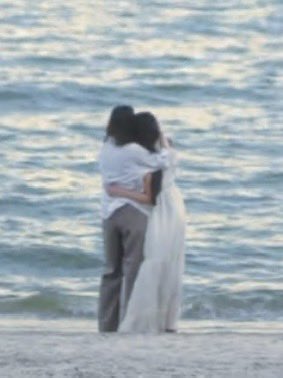 mywhitelilly_'s tweet photo. tho it’s blurry, seeing them holding each other so tightly makes me feel pure happiness. 🥺🤍

THE AIR FINAL EPISODE
#เสน่หาวาโยตอนจบ https://t.co/pAGDHWVpXO