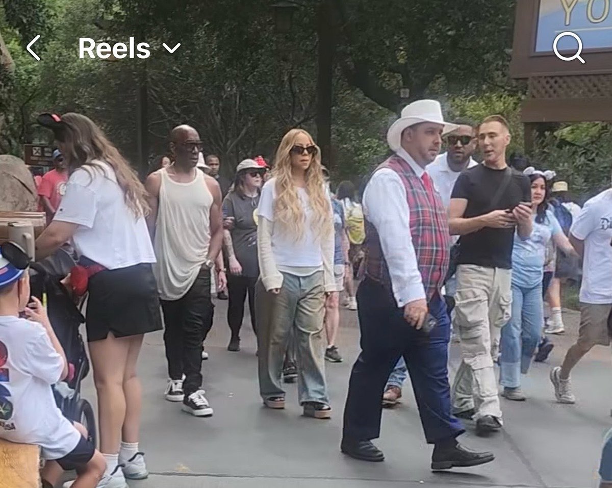 MariahRemix's tweet photo. Mariah spotted at Disney today!🌻 https://t.co/zHuwGu7hkY