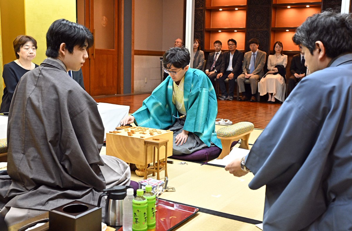 chunichishogi's tweet photo. 浜松市で開幕した伊藤園お～いお茶杯第67期王位戦の第1局は、2日目に入りました。
前日の指し手が再現された後、立会人の森内俊之九段が伊藤匠二冠の封じ手を開きました。
注目の封じ手は「△８六歩」。
予想された手の中でも「踏み込んだ一手」と言われていました。
さらに激しい展開になりそうです。 https://t.co/HPQhDN51bo