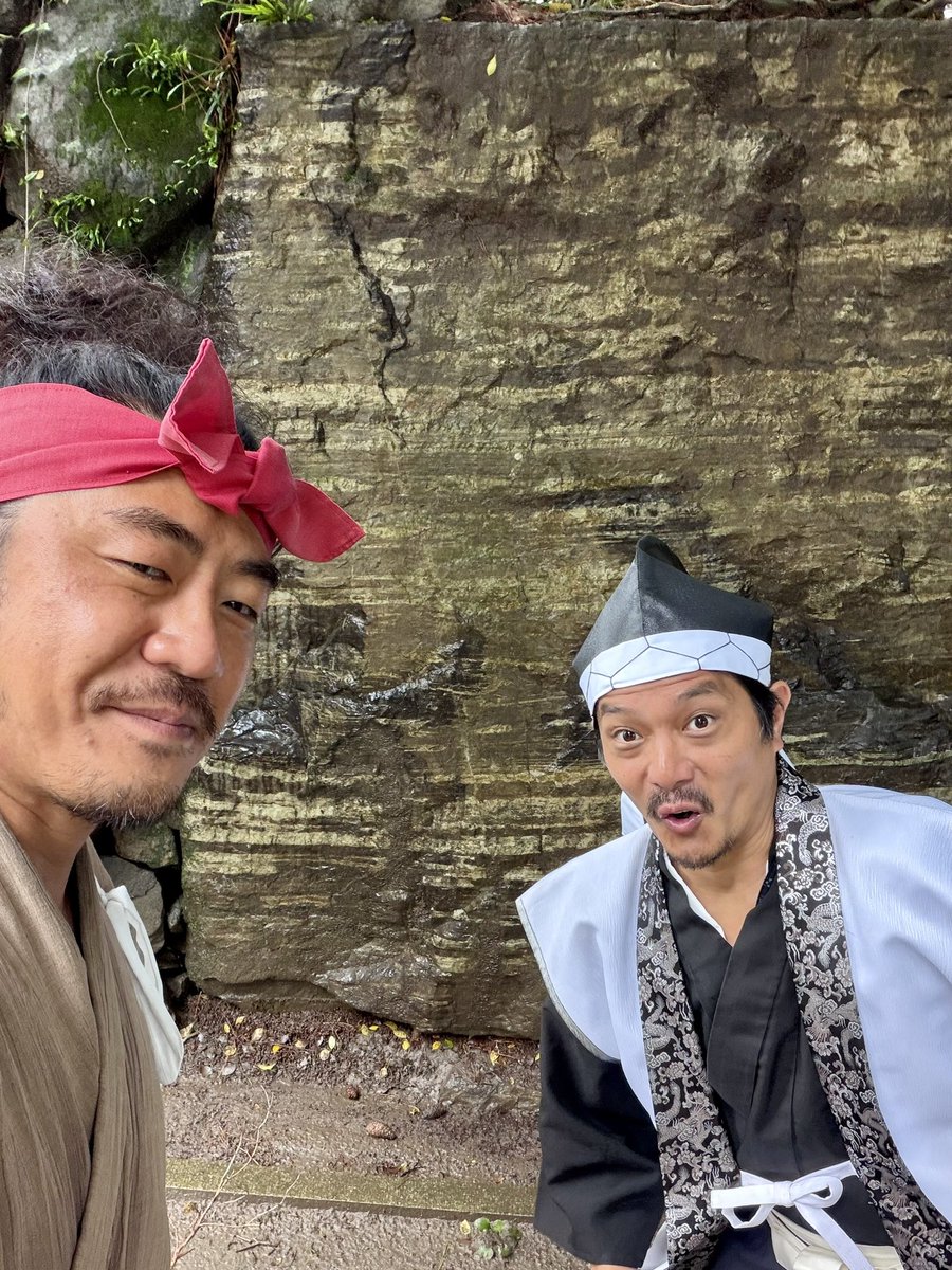 kokura_busho's tweet photo. 🏯令和八年七月五日 午前の布陣

小笠原忠真
宮本武蔵　出陣⚔️

雨降る小倉城

虎ノ口門にて
忠興殿自慢の大石を見物

雨の日は
城の石垣もひときわ美しく見えるものよ

足元に気をつけて参られよ

天守にて待っておる🥷 https://t.co/jg4jCjRNl0