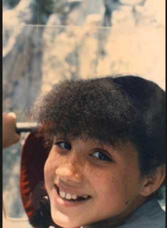 DuchessofCrens1's tweet photo. @wildterrace @ShakeLS speaking of hair when is she going to go natural why is she always trying to look European. THis is to remind you of her natural kinky hair https://t.co/juwoX4QsRJ