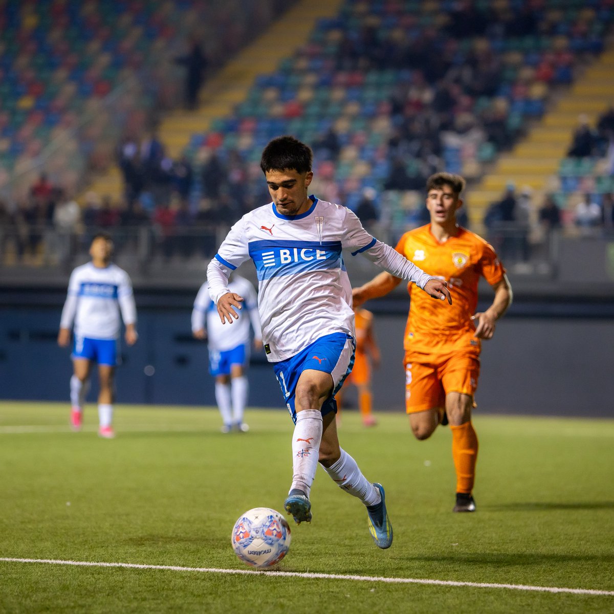 Cruzados's tweet photo. ¡𝐔𝐂 𝐒𝐔𝐁 𝟐𝟎 𝐂𝐀𝐌𝐏𝐄Ó𝐍! 🏆⚪️🔵

En una emocionante final y con el gol de Nico Girón ⚽️, nuestra serie juvenil venció 1-0 a Cobreloa y se consagró campeón del Campeonato Fútbol Formativo 2026 ✨️

¡Felicidades #CanteraCruzada, unos cracks! ✊️ https://t.co/6EL5QPGEWb