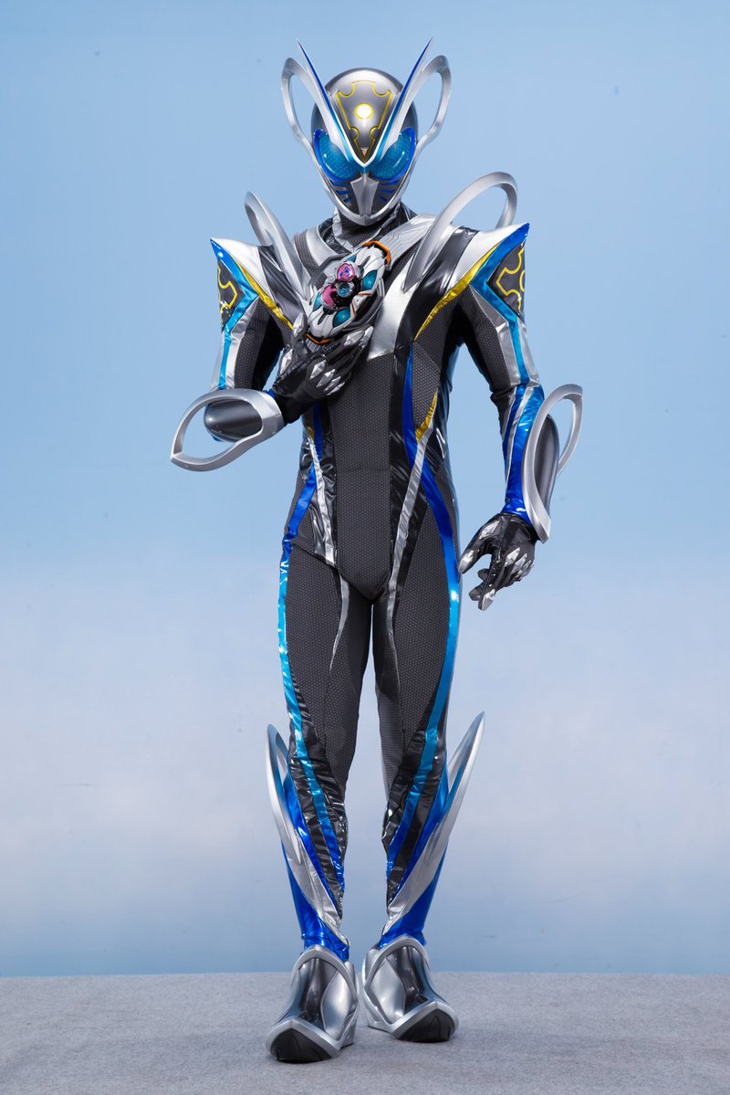 SirKamiWalker's tweet photo. Eu achei o visual do Xaropinho muito bonitinho, mas precisava mesmo de um cinto no peito? Tirou a originalidade do Zeztz e o visual dele ficou muito... pobre e simples. 
Ele n parece um rider novo, parece um personagem de Zeztz https://t.co/mCVNzwgUbd