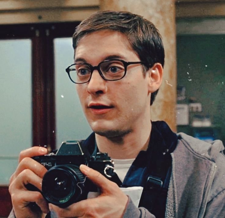 LNataP5's tweet photo. HeadCanon: Horikoshi hizo a Deku fotógrafo (de hobbie) porque Peter Parker es fotógrafo https://t.co/HPo1CTedIx
