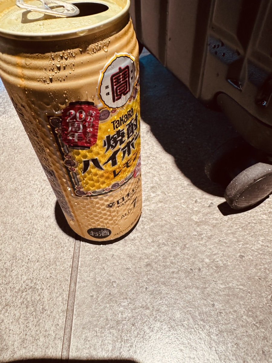 COCKROACHnews's tweet photo. ライブみんなありがとう。
打ち上げ継続中。何日経ったか何杯呑んだかわかりません。
誰か私に『区切り』を教えてください。
確か土曜日朝10時から13時までは山手線ぐるぐる。起きたら上野。
周遊電車で良かった。

遠藤　仁平 https://t.co/pSgiptDsqN