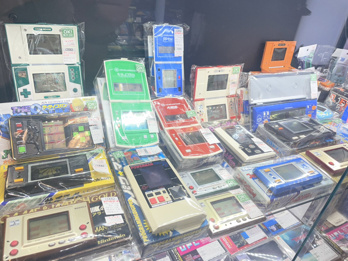 BEEP_akihabara's tweet photo. オープンしました♪
お店では、注目アイテムやLSIのゲーム機、新品書籍など販売中です。秋葉原に来られた際は、ぜひお店に遊びに来てくださいね。お待ちしております！　（いっちー☆ほし） https://t.co/aZn8CSkmor