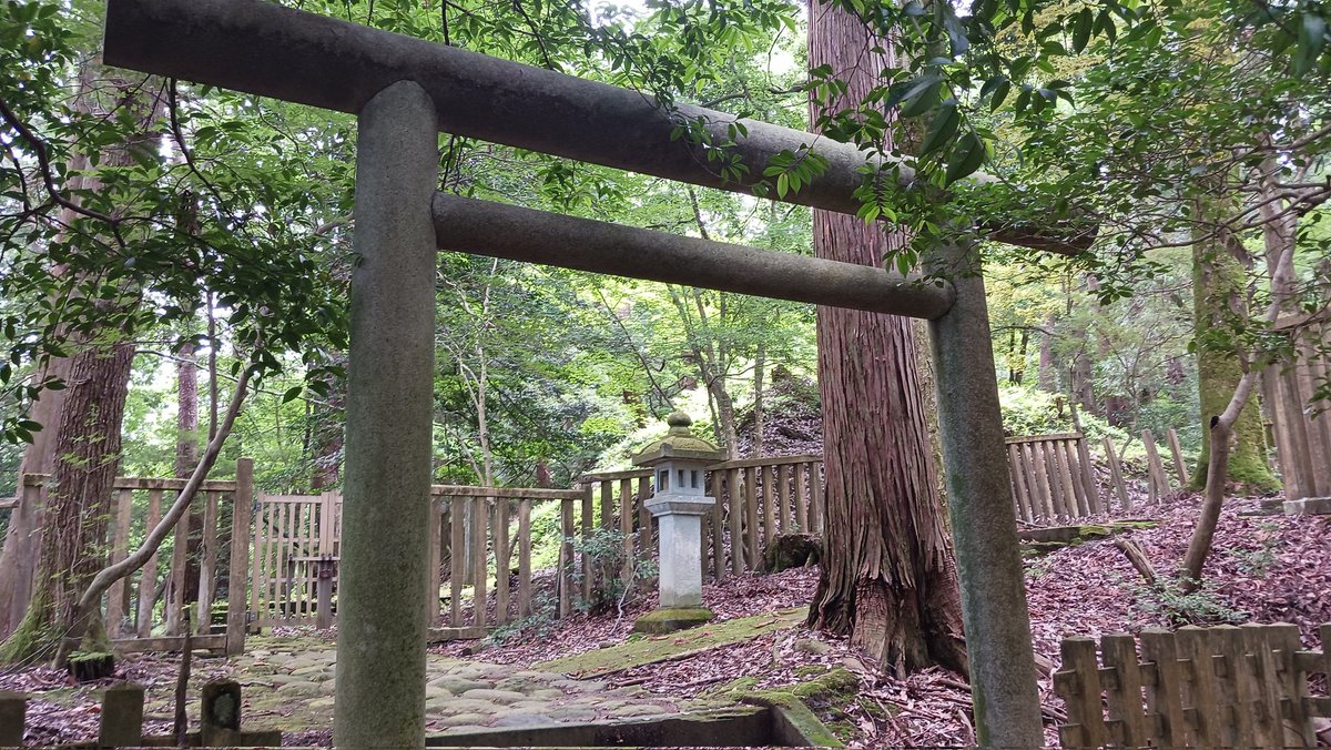 NuttsoLeicht's tweet photo. 加賀藩主前田家墓所
大乗寺から程近い墓園内にある。神道式墳墓の大規模な墓であり、墳墓の大きさ、墓所の広さは全国最大級である。加賀藩の隆盛・権威がうかがえる。1、2枚目は初代藩主前田利長、3、4枚目はその父親前田利家のもの。 https://t.co/q1WaPN5abR
