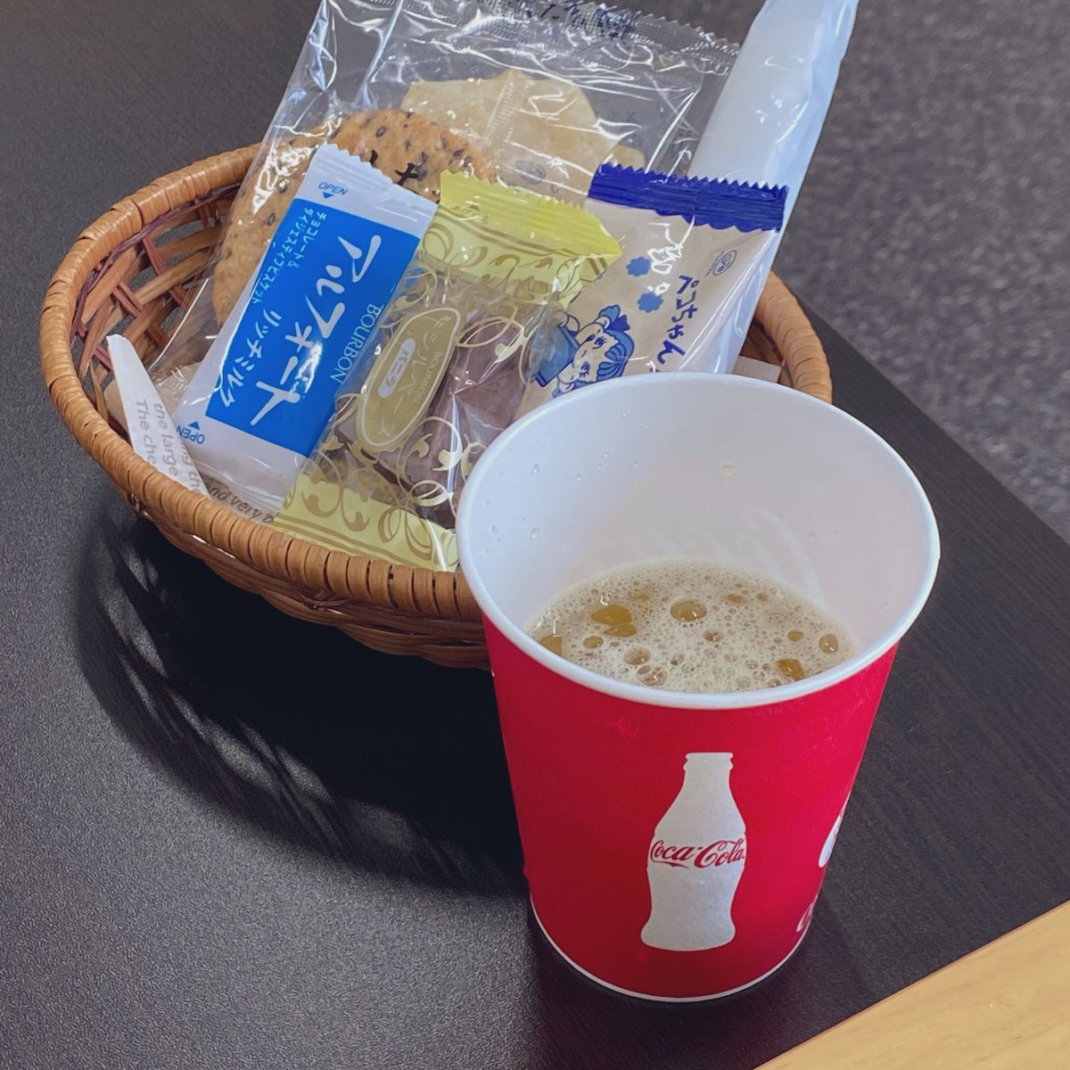 _nnn_97's tweet photo. 愛車の点検にきました🚗³₃

待ち時間にお菓子でるの嬉しい🥴
シルベーヌだいすきなんだよね🤍

#日常垢 https://t.co/rXbGdvIw0o