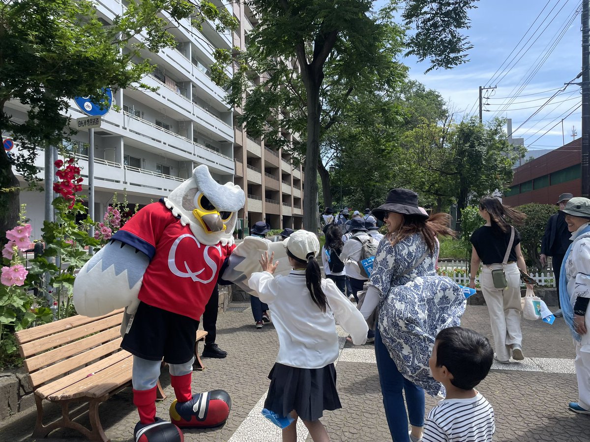 consaofficial's tweet photo. 今日は #ユニセフ #札幌ラブウォーク の応援にドーレくんが駆けつけています🦉
札幌は風が少しありますが、気持ちの良いお天気☀️ウォーキング日和です🌈

#consadole #コンサドーレ
#ドーレくん https://t.co/QH6AdP51th