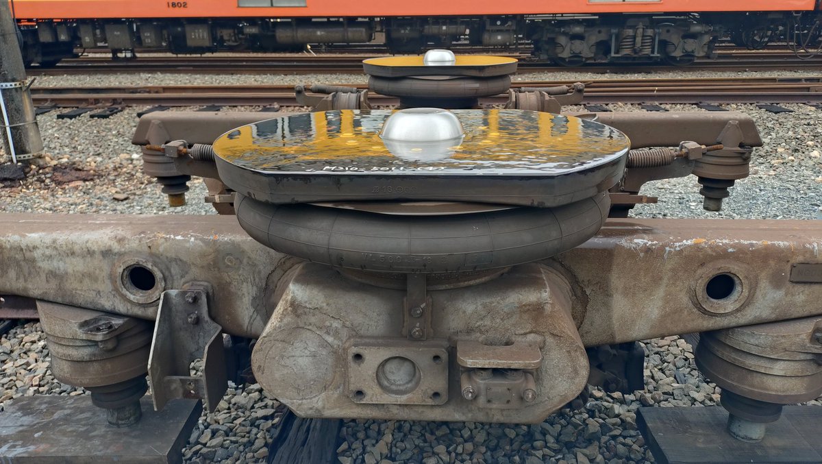 kaitoku338's tweet photo. 三岐鉄道の保々駅。部品取り車のLL1編成はクモハ211-5011のみが残っています。元西武車の黄色塗装の801系は検査中でした。 https://t.co/6Kb0VCznMK