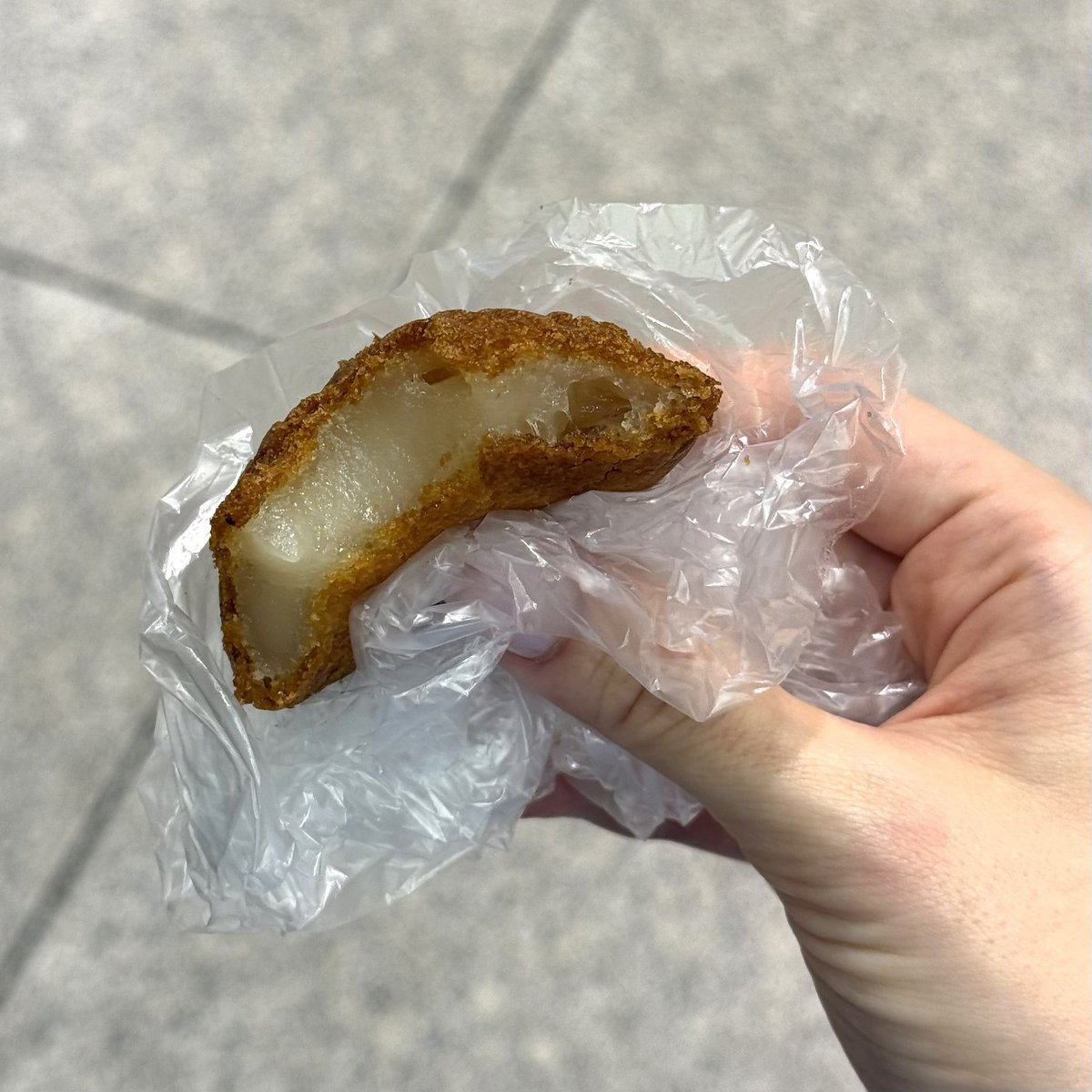 ryon__sub's tweet photo. 上野松坂屋B1のパン屋さんにずっと食べてみたかったバター餅売ってて...！🧈買って速攻食べちゃった。カリモチ美味しい。 https://t.co/ms7Piq9JBn