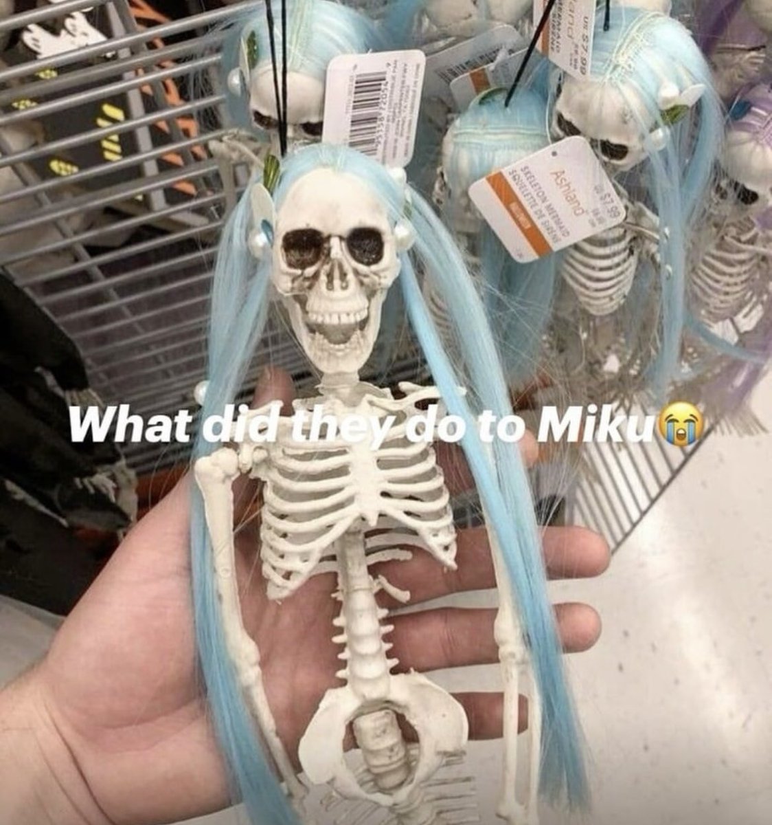 HatsuneMiku's tweet photo. They killed her 😭😭😭 https://t.co/ToxGhXaVVU