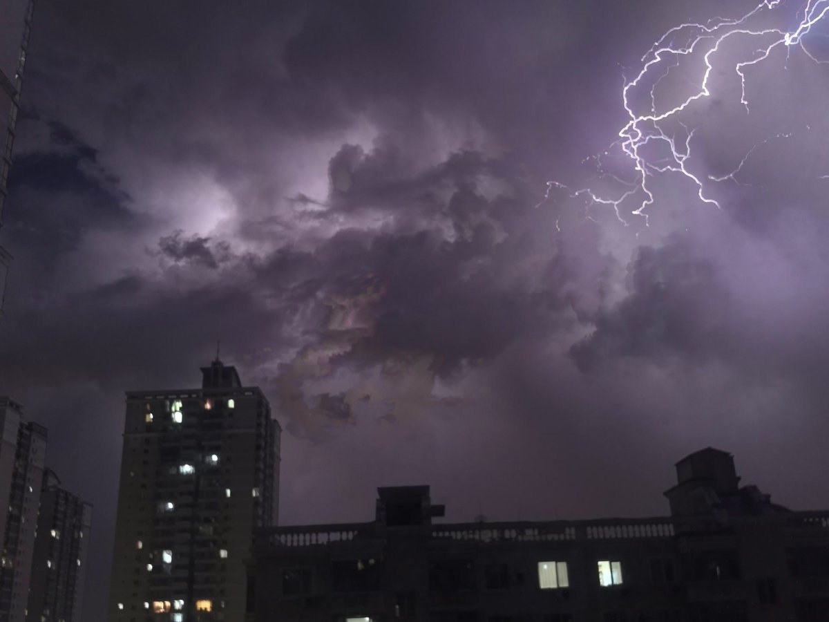 SparklingTree7's tweet photo. 北京这几天的雷电🌩️🌩️🌩️
像是老天爷要来收中共老杂毛了 https://t.co/Wy0ccKSSMl