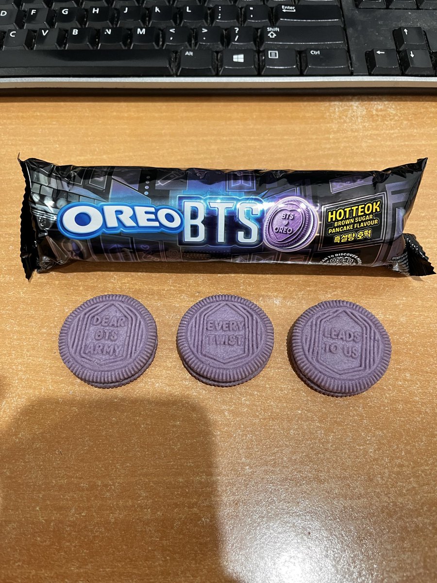 yoonbucha's tweet photo. @jdwstro i was wondering the same thing bcs i got it in one package😭 i bought 5 packages already just in case its really hard to get https://t.co/4GuCR9SPcP