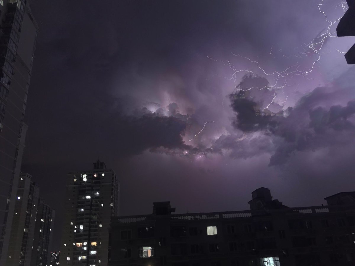 SparklingTree7's tweet photo. 北京这几天的雷电🌩️🌩️🌩️
像是老天爷要来收中共老杂毛了 https://t.co/Wy0ccKSSMl