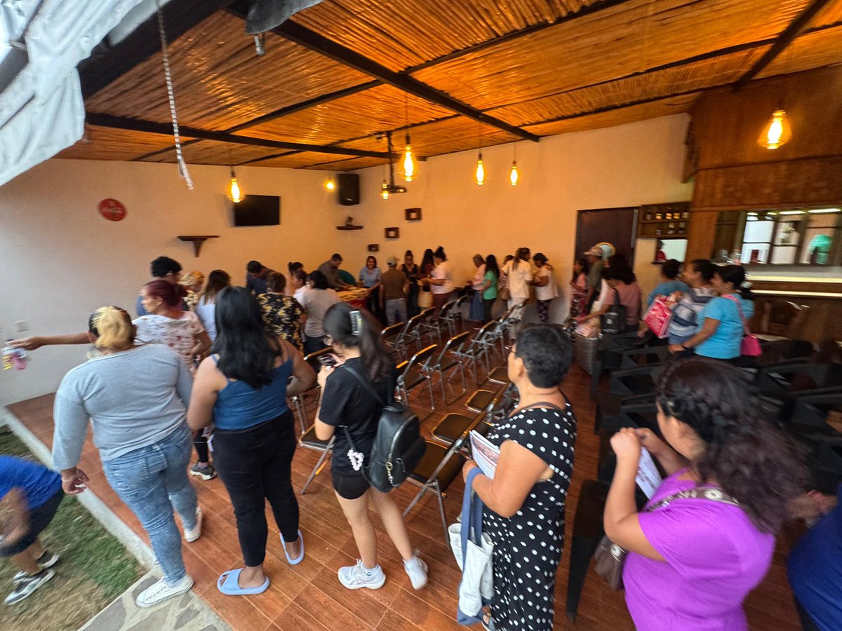 Alejandro_ALJ's tweet photo. En la agencia de Esquipulas, #Xoxocotlán, acercamos el Abasto Popular para contribuir al bienestar de las familias. 
Llevamos azúcar a bajo costo, apoyando la economía de los hogares y generando un ahorro que beneficia a quienes más lo necesitan. ¡Trabajamos cerca de la gente! https://t.co/prX1HId4ZT