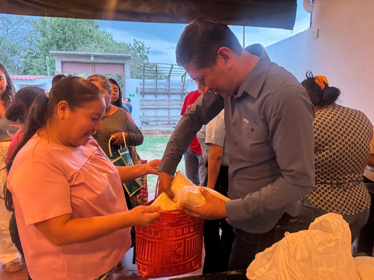 Alejandro_ALJ's tweet photo. En la agencia de Esquipulas, #Xoxocotlán, acercamos el Abasto Popular para contribuir al bienestar de las familias. 
Llevamos azúcar a bajo costo, apoyando la economía de los hogares y generando un ahorro que beneficia a quienes más lo necesitan. ¡Trabajamos cerca de la gente! https://t.co/prX1HId4ZT