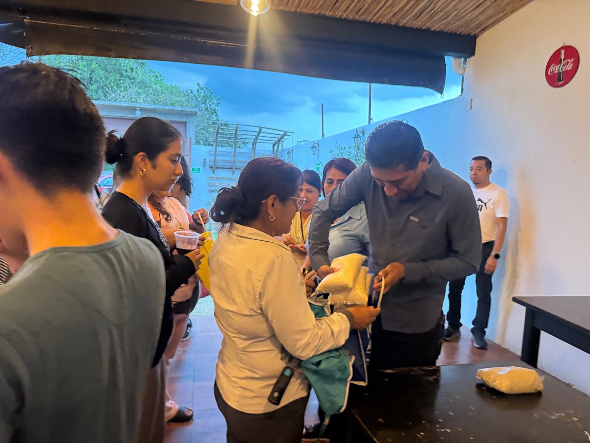 Alejandro_ALJ's tweet photo. En la agencia de Esquipulas, #Xoxocotlán, acercamos el Abasto Popular para contribuir al bienestar de las familias. 
Llevamos azúcar a bajo costo, apoyando la economía de los hogares y generando un ahorro que beneficia a quienes más lo necesitan. ¡Trabajamos cerca de la gente! https://t.co/prX1HId4ZT