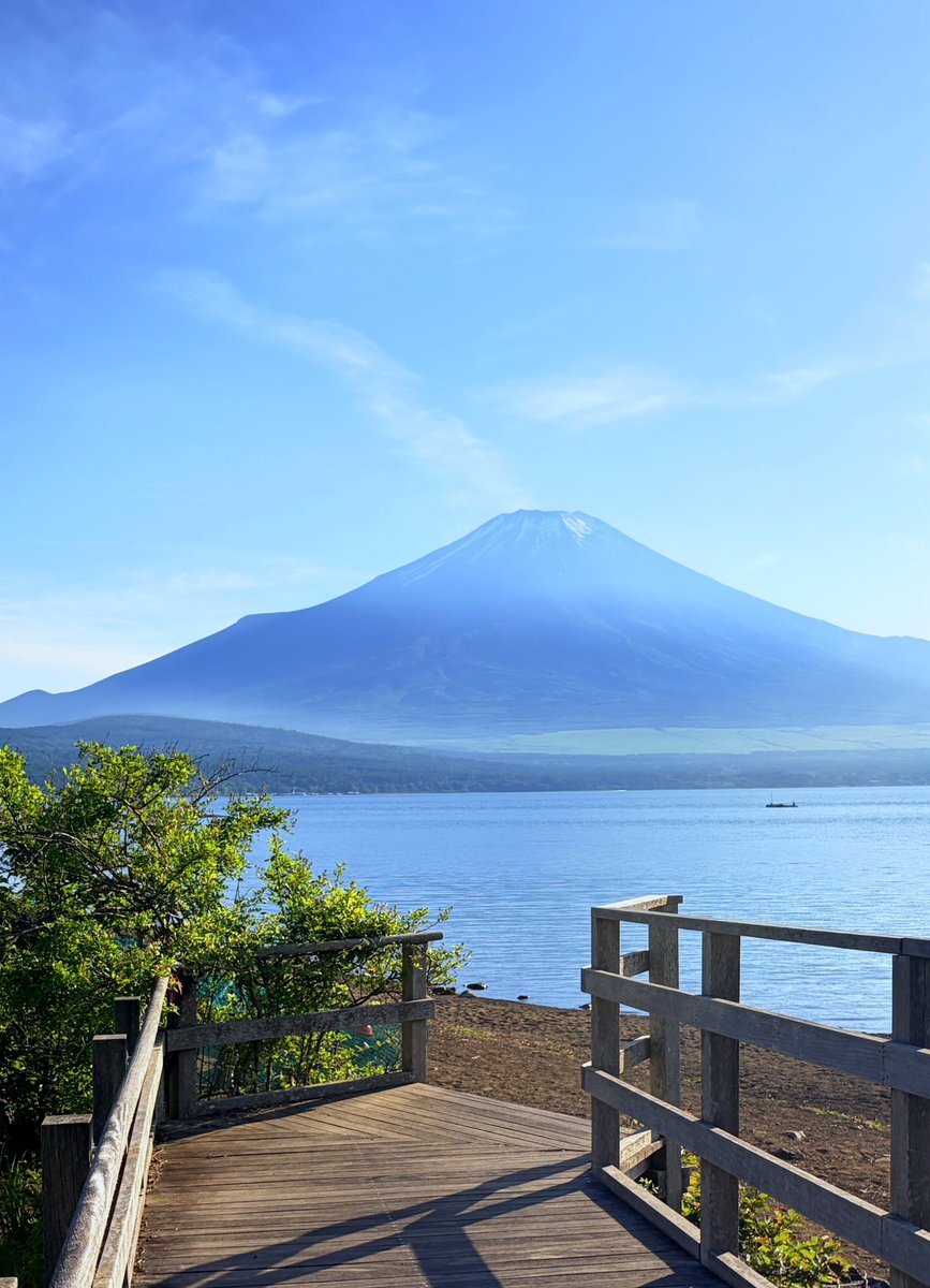 larapoco14's tweet photo. この間山中湖に行ってきました！
梅雨の晴れ間の奇跡✨️
壮大な富士山に青空💙︎︎
清々しい気持ちになりました🥰👍🏻⸒⸒ https://t.co/fiLmxD3gkH