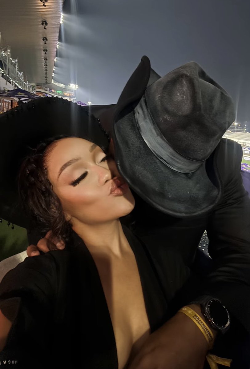 Cebe_Lihle23's tweet photo. Robert Marawa and Thando Thabethe share a kiss. 💋 Aaw 🥹 https://t.co/RLHFhgv2tr