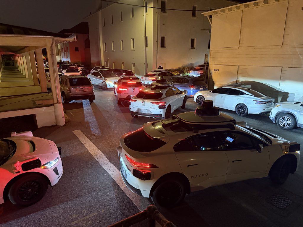 TheDamianHdez's tweet photo. @Waymo we’ve been trapped by your cars for 4 hours behind the Palace of Fine arts in San Francisco. Fix your shit now! https://t.co/t3wSEG3PrT