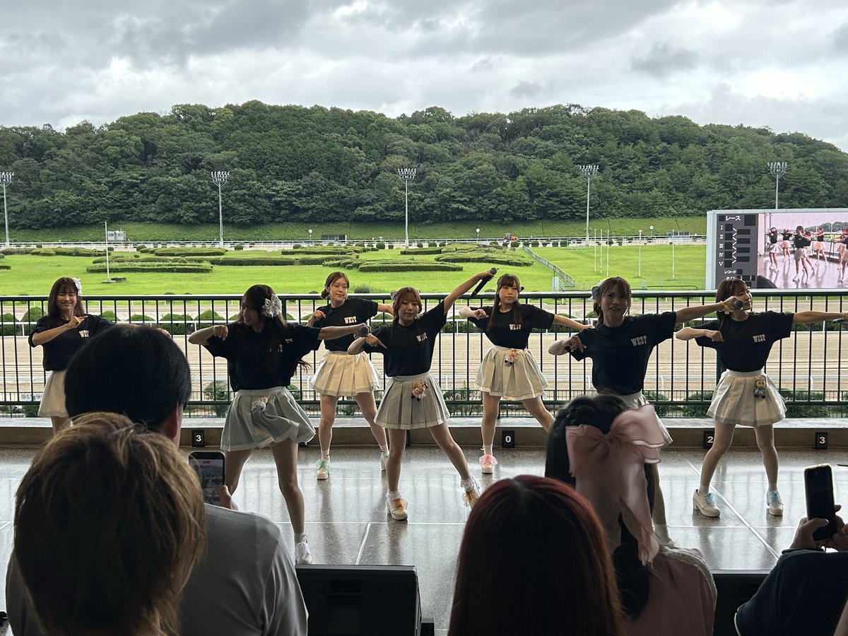 8904caov's tweet photo. 本日の現場は🈁
UMATENA in 佐賀競馬場‼️
ライブは、天候の都合で屋内となりコールなしでしたが拍手で盛り上がりが伝わりました♪
衣装は、ウエストTシャツ
お昼はジャージャーうどんで決まり✌️
第6レースは、UMATENA賞、第7レースは、のあ生誕賞😆 https://t.co/EKl3bqrjUf