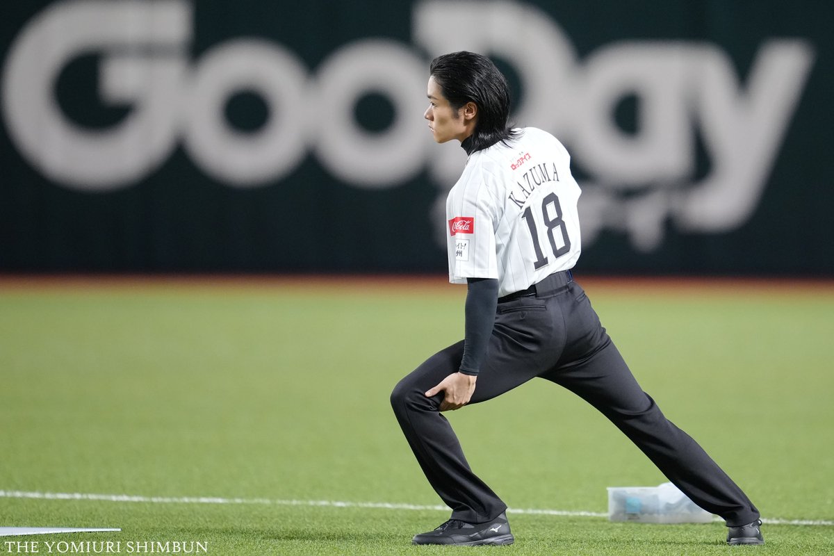 ys_shashin's tweet photo. 【プロ野球　ソフトバンク―ロッテ】 
みずほペイペイドーム福岡。 
試合開始前のセレモニアルピッチにTHE RAMPAGEの川村壱馬さんが登場。
 豪快な投球で場を沸かせました。

▽九州のニュースは 
https://t.co/hoQbcZjXIY 

#THERAMPAGE #川村壱馬 #sbhawks https://t.co/JHCSztxxaJ