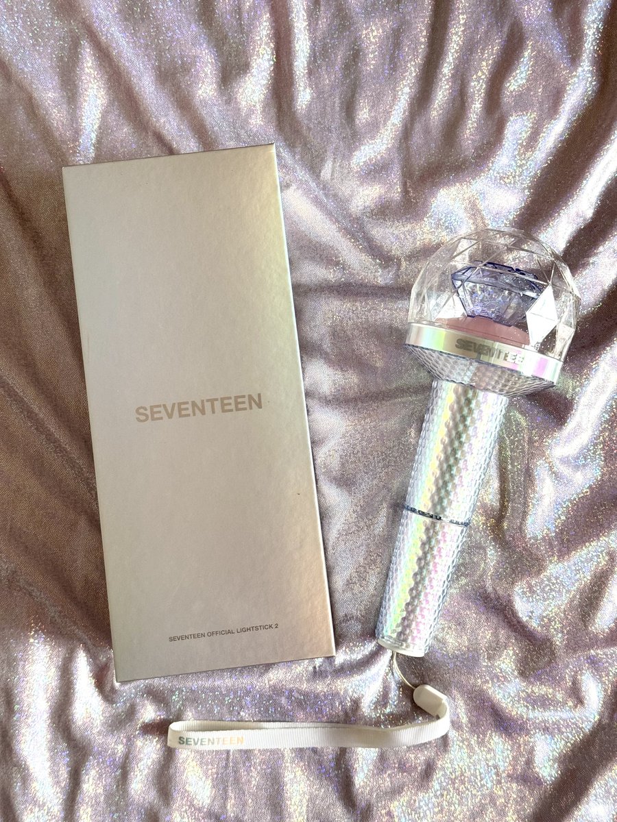 goldenanyara's tweet photo. (READYSTOCK) SVT OFFICIAL LIGHTSTICK CARATBONG VER 2 &amp; 3

RM150 each

*used/preloved but both still working well &amp; in good condition

-price exc local postage
-postage:RM8WM EM DM
-dm to buy 

#pasarsvt #pasarseventeen https://t.co/nwbnQRNT6r