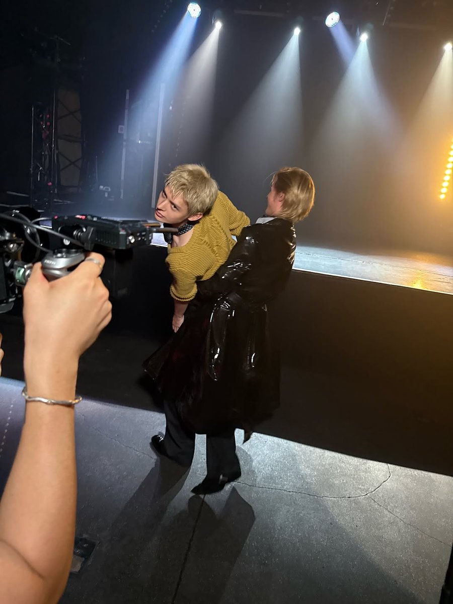 eomcoertis's tweet photo. Martin lifting James 😭😭😂 https://t.co/mugRoCSnbt