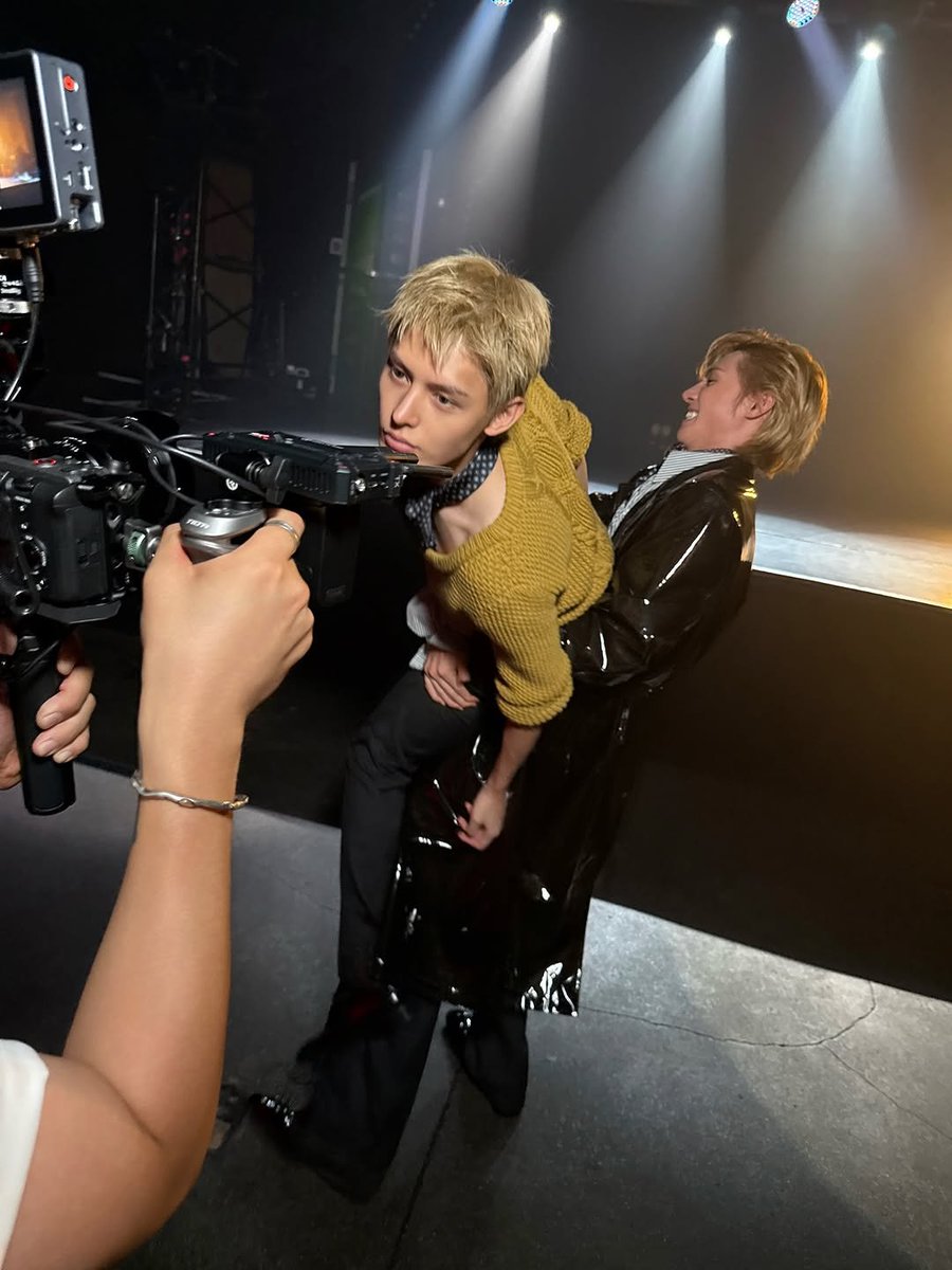 eomcoertis's tweet photo. Martin lifting James 😭😭😂 https://t.co/mugRoCSnbt