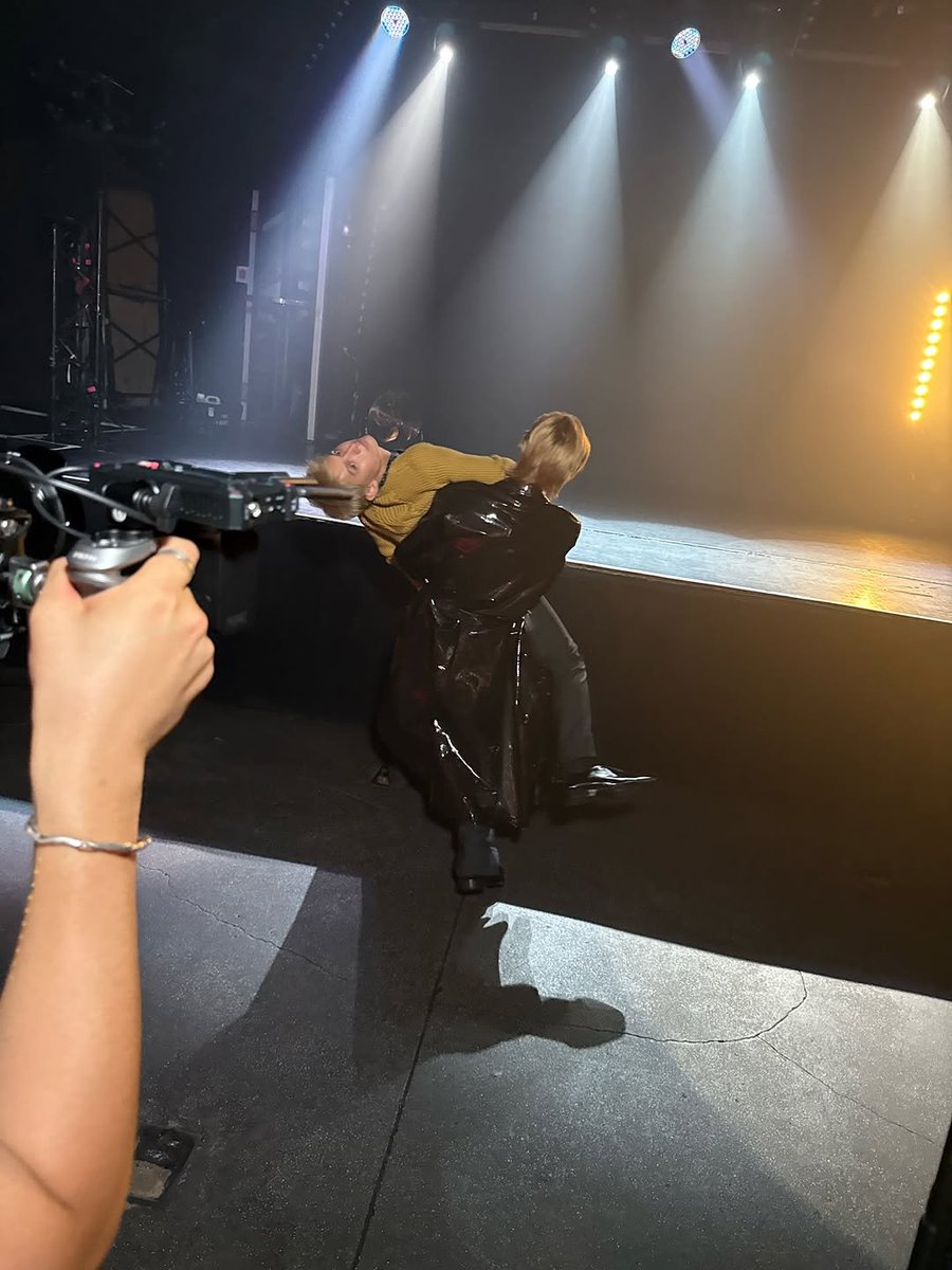 eomcoertis's tweet photo. Martin lifting James 😭😭😂 https://t.co/mugRoCSnbt