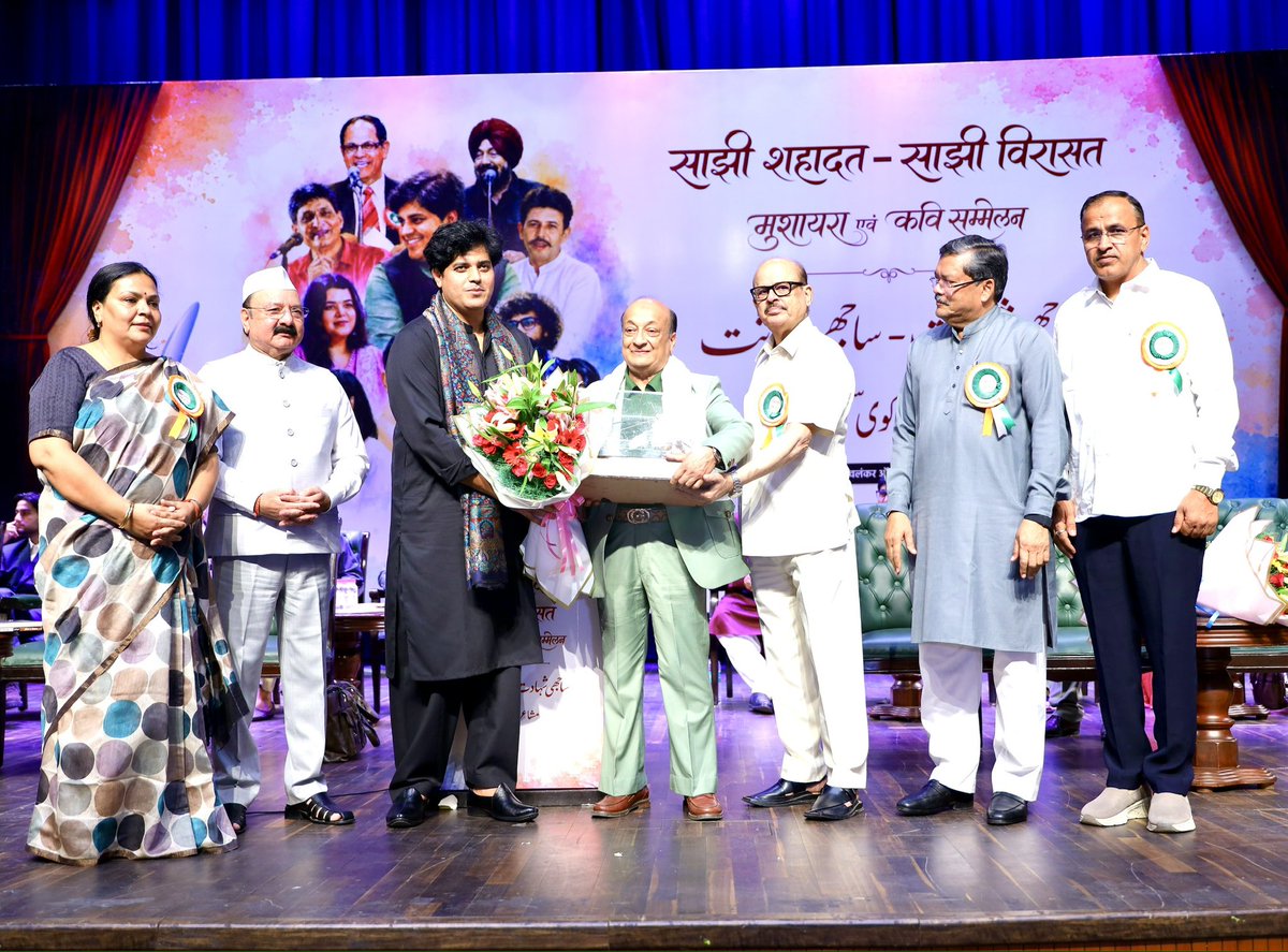 ShayarImran's tweet photo. साझी शहादत - साझी विरासत की ये ख़ूबसूरत शाम सिर्फ एक साहित्यिक शाम ही नहीं थी बल्कि गंगा जमुनी तहज़ीब का एक एैसा संगम थी जिसने दिलों को मिलाने का काम किया।
ढ़ेर सारे सियासी महारथियों की मौजूदगी और शायरी का शानदार दौर, कुछ विशिष्ठ व्यक्तियों का सम्मान और मौलाना आज़ाद साहब और पंडित नेहरू पर लिखी गई डॉ मोहम्मद नौशाद की दो किताबों का विमोचन।
सम्पत सरल, चरन सिंह बशर, कुँअर जावेद, अमीर इमाम, तबरेज़ हाशमी, हिमांशी बाबरा, इब्राहिम ज़ीशान, मनिका दूबे, अब्बास क़मर की शायरी और मारूफ़ रायबरेलवी की निज़ामत ने शाम को यादगार बना दिया।

ये देश साझी शहादत से बना है और हम इसकी साझी विरासत को हमेशा बरकरार रखेंगे।