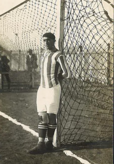 CampoTejedor's tweet photo. La identidad —quién eres— se va definiendo en oposición a quien no eres. En 1913, el goleador Carmelo Navarro —de origen obrero — se convirtió, para su hinchada, en icono de fútbol aguerrido y en ogro para los sevillistas, quienes le denigraron como rudo y tosco. https://t.co/HoHkfe4xOq