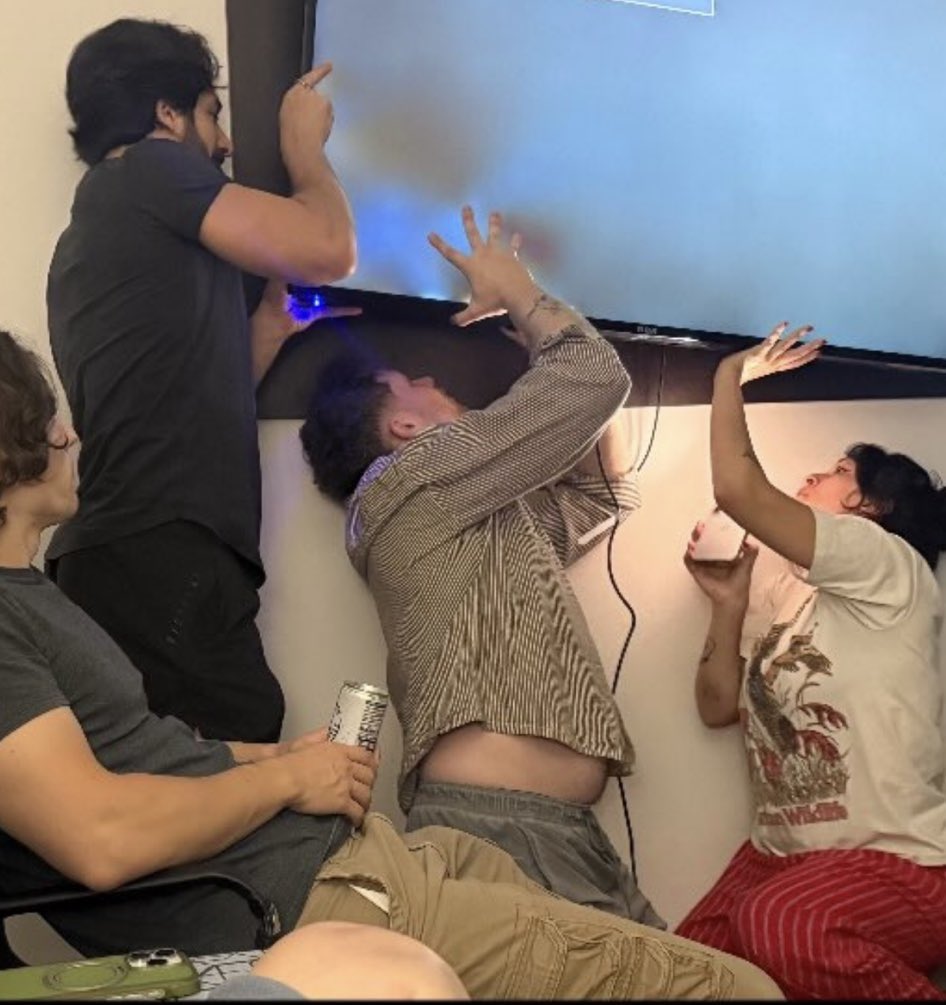 eddiebuck911's tweet photo. Hmm I wonder what’s up with the tv https://t.co/ECu5hvjEBr