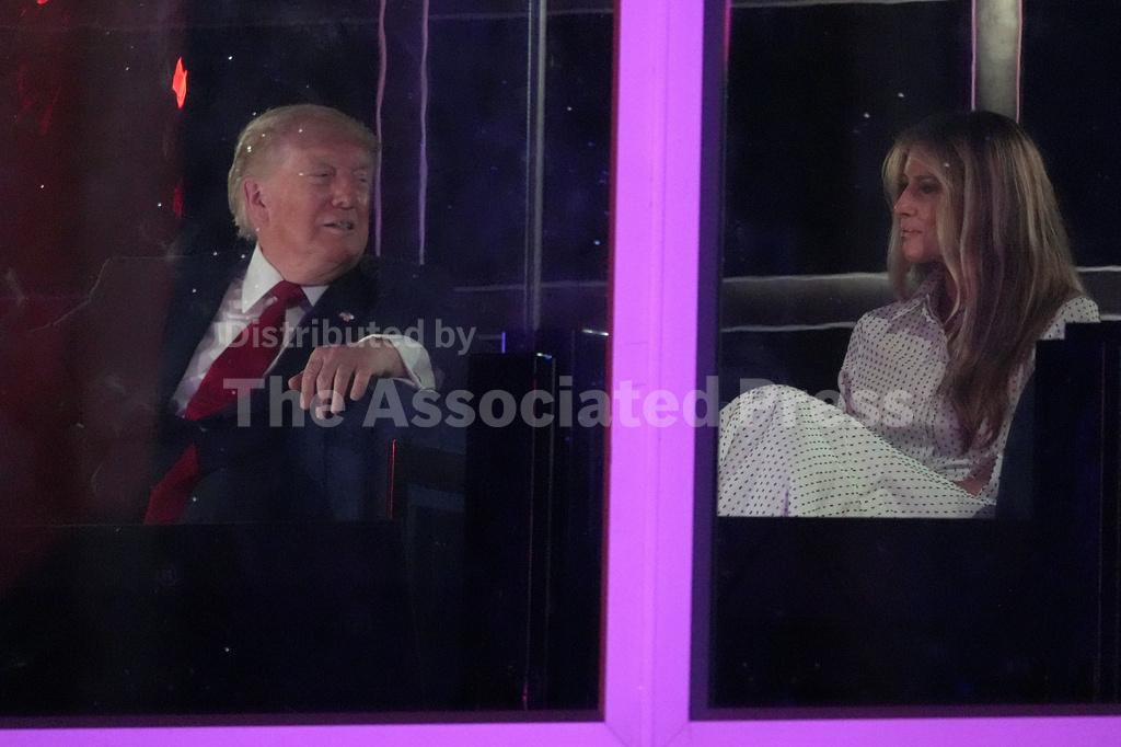 MELANIAJTRUMP's tweet photo. Him: 😏

Her: 🥰 https://t.co/kNqIWiEUoz