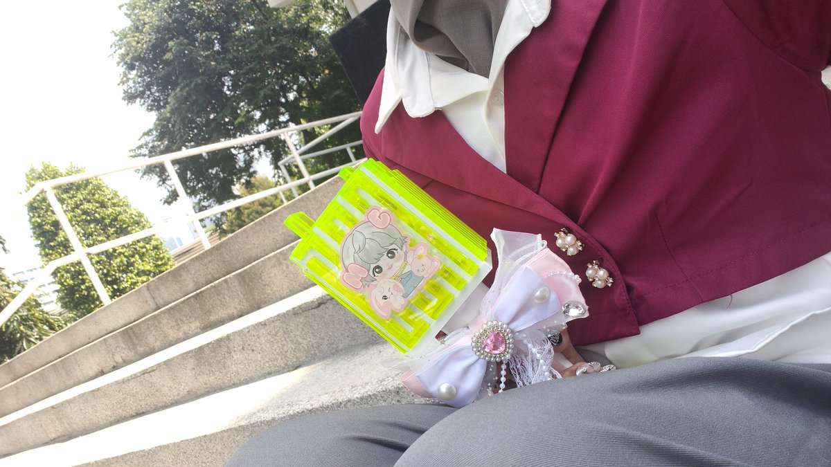 Hanakim252's tweet photo. Yang mau freebies aku di area parkir ya, duduk di tangga https://t.co/usiUeO1uiT