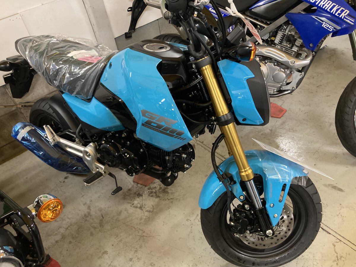 grom_man's tweet photo. バイク屋さんに新色GROM置いてあった
想像したより少し明るいめのブルー ｲｲﾈｲｲﾈw
やっぱ実機見ると印象変わるなあ https://t.co/VMq5kTEiaH