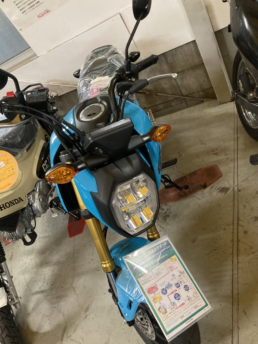 grom_man's tweet photo. バイク屋さんに新色GROM置いてあった
想像したより少し明るいめのブルー ｲｲﾈｲｲﾈw
やっぱ実機見ると印象変わるなあ https://t.co/VMq5kTEiaH