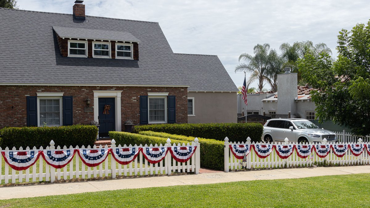 ShorealoneFilms's tweet photo. (2) Red , White and Blue covers the neighborhoods in #Pasadena #Altadena & #SierraMadre on this beautiful 4th of July & Americas 250th Birthday. The amazing show of color & pageantry is on every corner. 07-04-26 https://t.co/gGW9Acyo9B