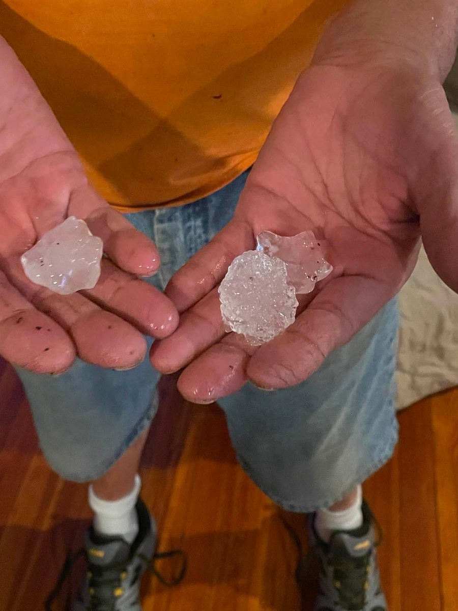jtimothys's tweet photo. @alexjustesen It was frightening. Not my pics, from around town. I luckily still have power but most don't. It was wild, hail and lightning were ferocious. https://t.co/XnpW0EGQmY