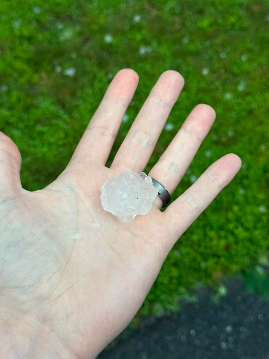 jtimothys's tweet photo. @alexjustesen It was frightening. Not my pics, from around town. I luckily still have power but most don't. It was wild, hail and lightning were ferocious. https://t.co/XnpW0EGQmY
