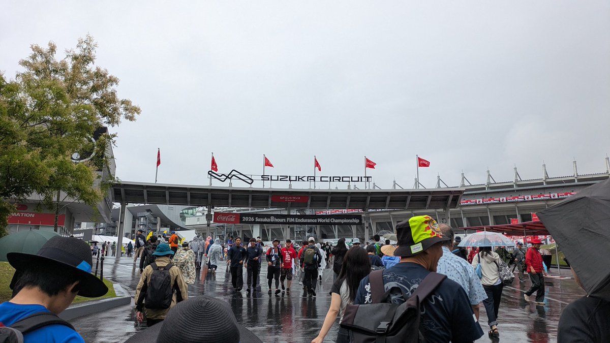 zantXX's tweet photo. 鈴鹿8耐来てみた。
雨振ってたけど、今は止んでて最初は落ち着いて見れそう https://t.co/ddqtoMR5nb