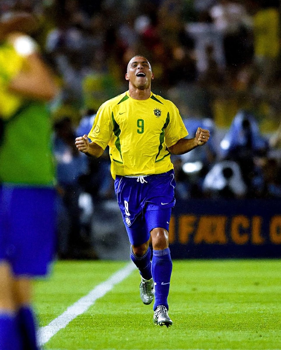 FootyTimeless's tweet photo. 🔙 Ronaldo (2002) 🇧🇷✨ https://t.co/6rwDHujc6B