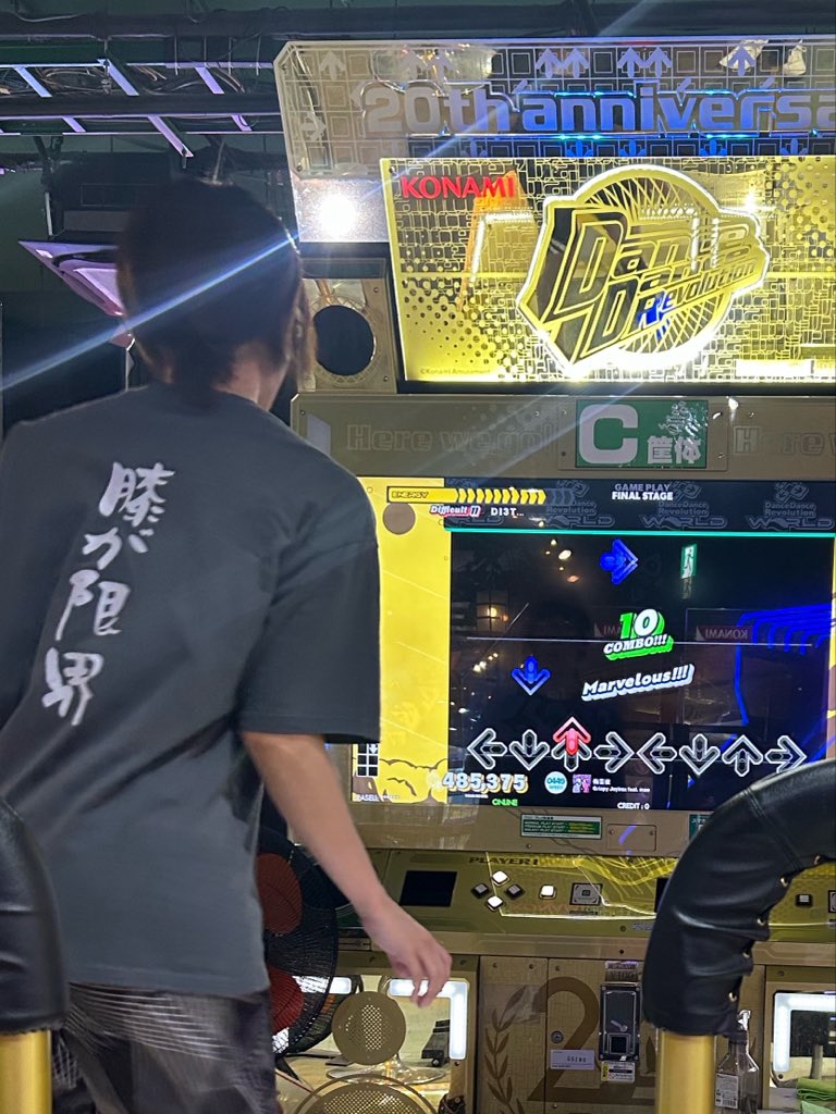 ko4ken3's tweet photo. ライブ前に軽く踏み。膝が限界の人頑張ってて偉い https://t.co/dEyZRsFjyH