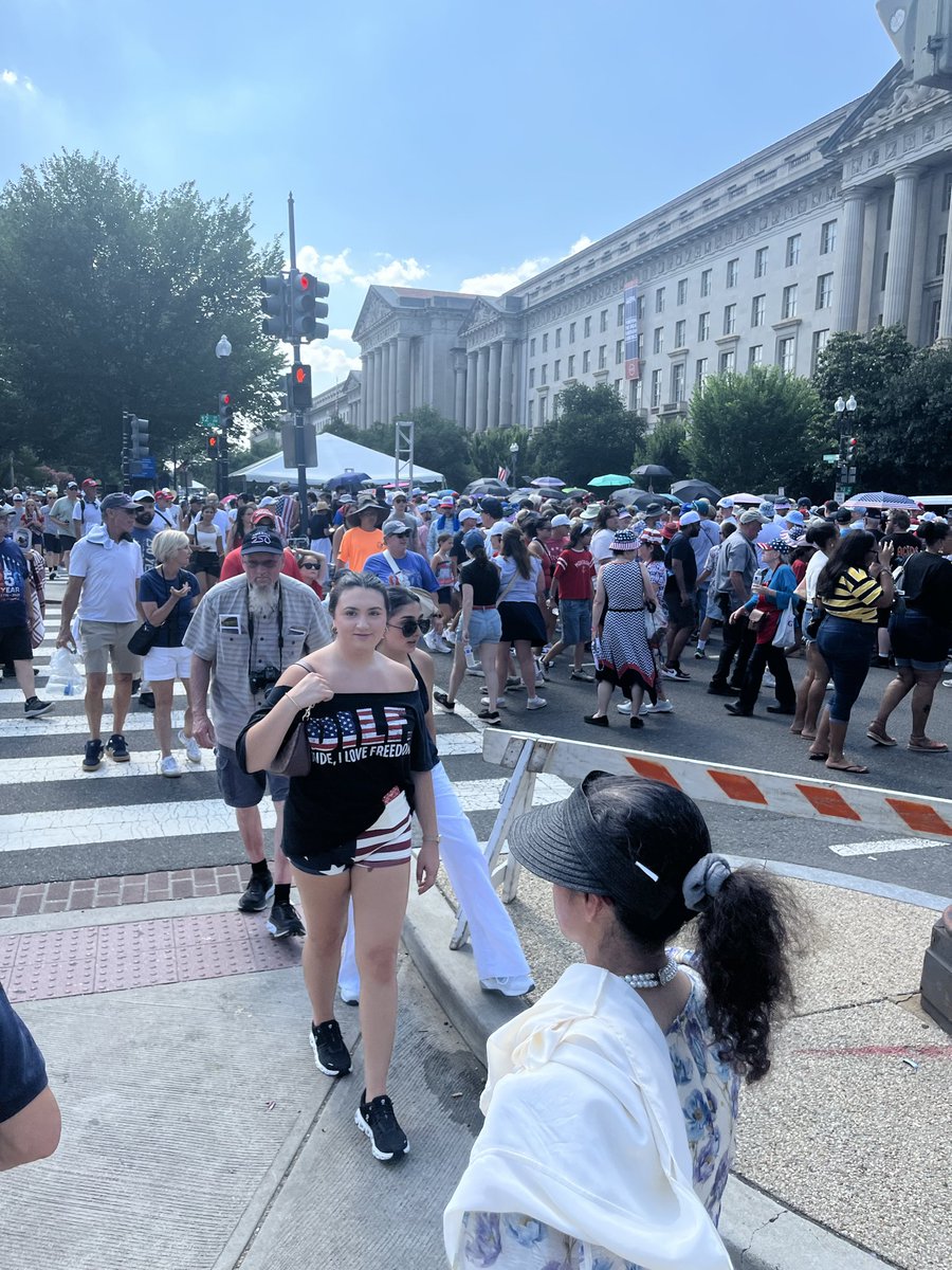 MacchuPisco's tweet photo. @Savsays @Cernovich No precedent for this chaos. We were jammed up in over 100 degree heat waiting to get into the State Fair and water misters blowing into the empty. https://t.co/qa1KVdGjOf