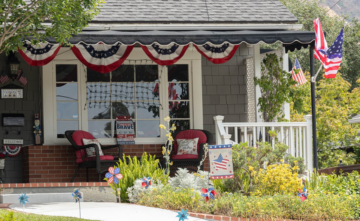 ShorealoneFilms's tweet photo. (3) Red , White and Blue covers the neighborhoods in #Pasadena #Altadena & #SierraMadre on this beautiful 4th of July & Americas 250th Birthday. The amazing show of color & pageantry is on every corner. 07-04-26 https://t.co/I9hkkzEhot