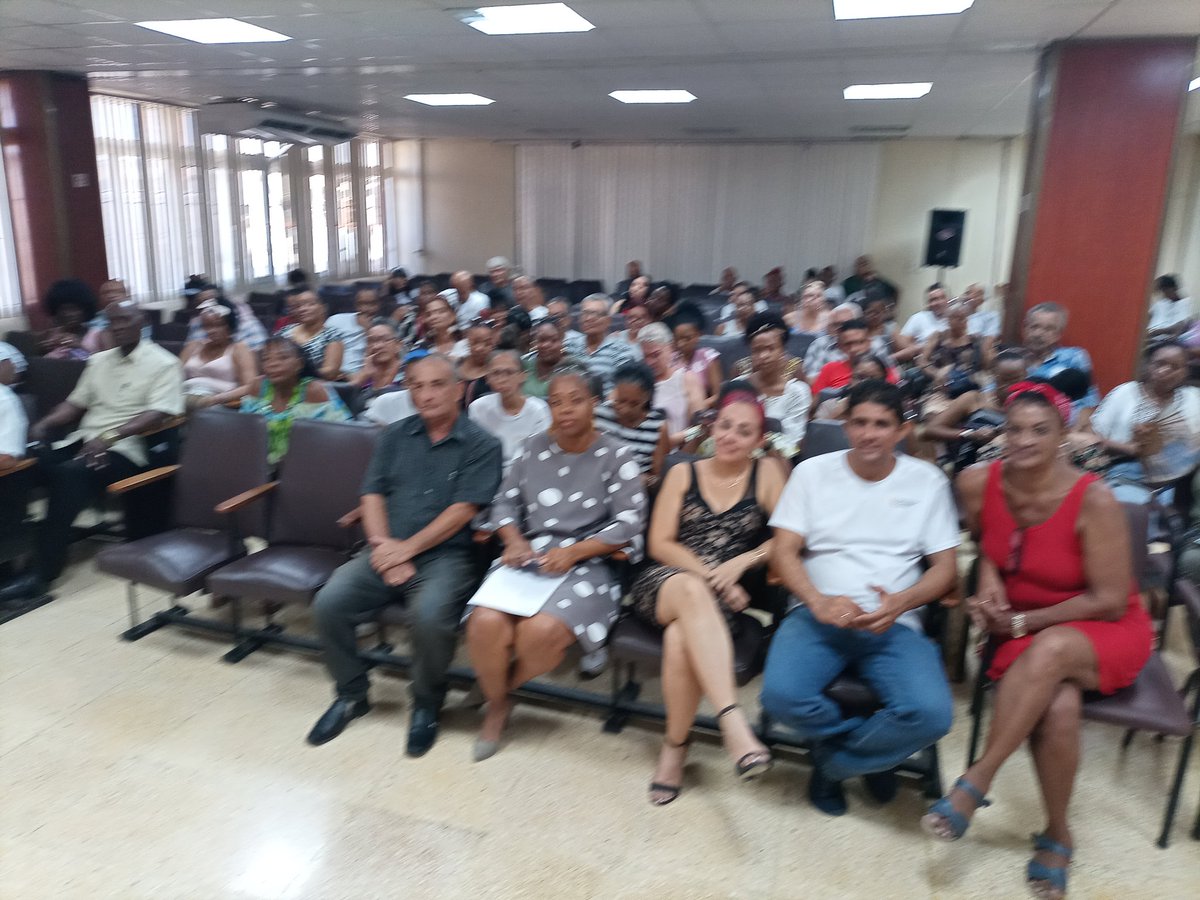 TeresaBoue's tweet photo. #MujeresEnRevolución directivas y creadoras del grupo empresarial de la alimentaria, expusieron proyectos innovadores, algunos ya se generalizan en otros grupos del #MINAL jóvenes diseñaron el cambio de matriz energética del OSDE. #LaPatriaSeDefiende https://t.co/fuTwUJ59on
